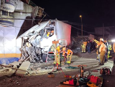 Una persona fallecida deja colisión de camión en Tocopilla: impactó un vehículo, derribó postes y quedó incrustado en una ferretería