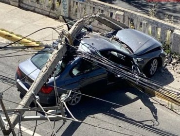 Vehículo derriba postes del tendido eléctrico tras colisión en el cerro Barón en Valparaíso