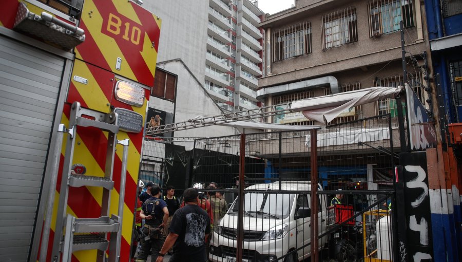 Mujer muere por inhalación de monóxido de carbono desde un calefont en mal estado en departamento en Santiago