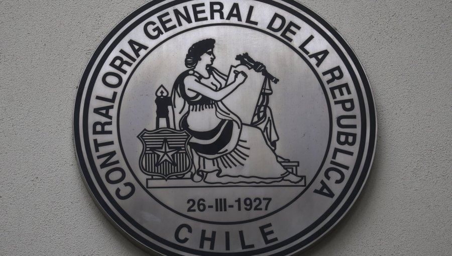 "Desvirtúa información": Contraloría oficia a la Subsecretaría de Patrimonio tras discrepancia en cifras sobre "permisología"