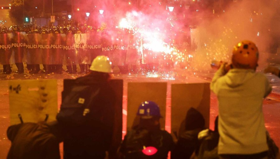 Violentas manifestaciones contra el Gobierno y el Congreso peruano dejan un muerto y más de un centenar de heridos en Lima