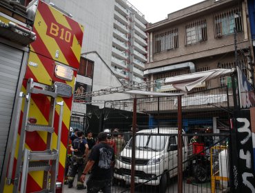 Mujer muere por inhalación de monóxido de carbono desde un calefont en mal estado en departamento en Santiago