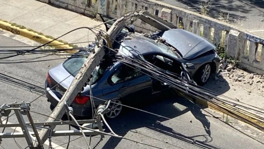 Vehículo derriba postes del tendido eléctrico tras colisión en el cerro Barón en Valparaíso