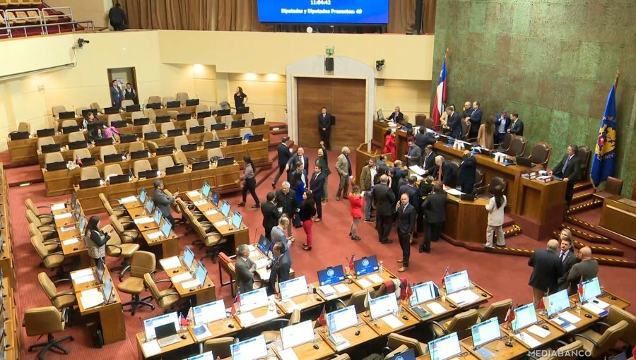 Excusas, licencias y silencios: los 13 diputados de Valparaíso bajo la lupa por no asistir a escandalosa "sesión fracasada" en la Cámara