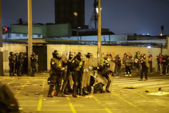 Cómo la muerte de un manifestante por el disparo de un policía complica los primeros días del presidente Jerí en Perú