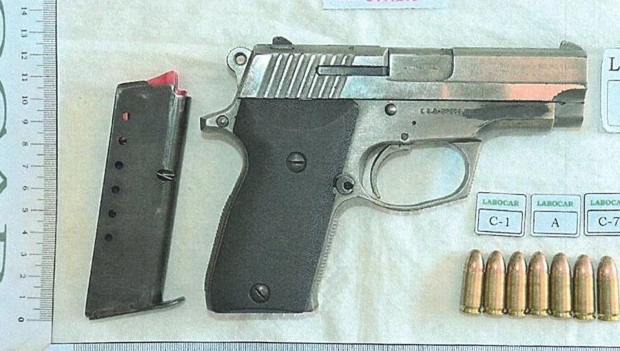 Condenan a más de 10 años de cárcel a mujer que usaba su domicilio en San Antonio como acopio de armas y drogas