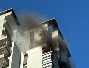 150 personas fueron evacuadas por incendio que afectó a un departamento en el piso 18 de un edificio en Santiago