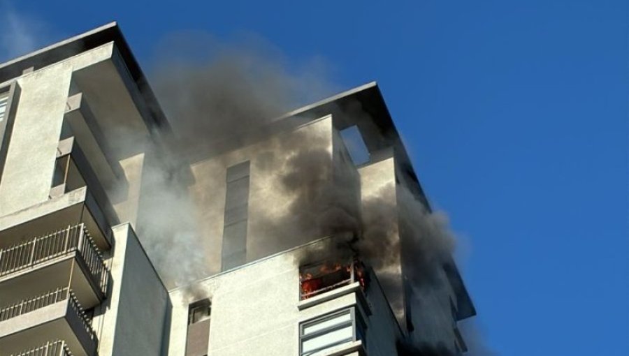 150 personas fueron evacuadas por incendio que afectó a un departamento en el piso 18 de un edificio en Santiago