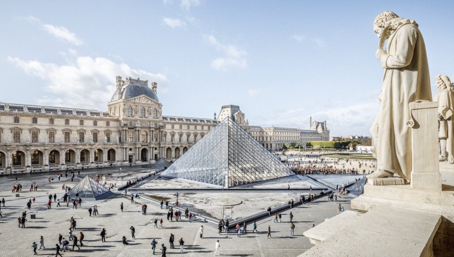 Gobierno francés confirma un robo en el Louvre y declara el cierre provisional
