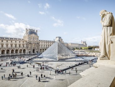 Gobierno francés confirma un robo en el Louvre y declara el cierre provisional