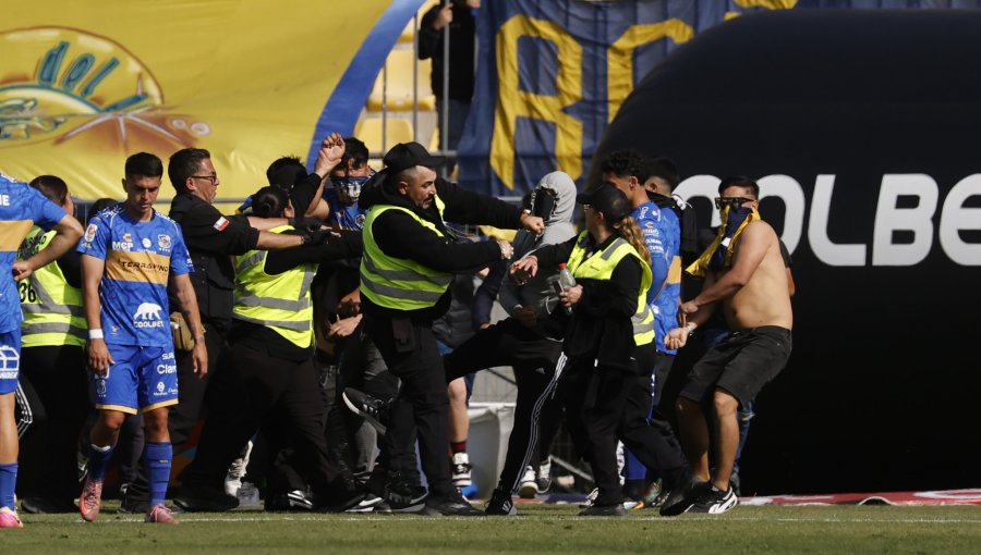 Vergonzoso actuar de hinchas de Everton en Sausalito: Agredieron a jugadores y golperon a mujer