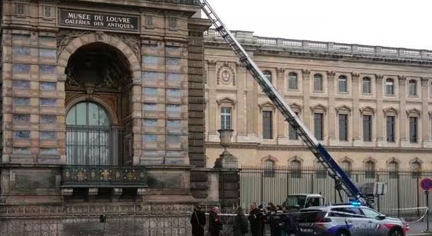 Francia admite fallos de seguridad tras el robo de joyas napoleónicas en el Museo del Louvre