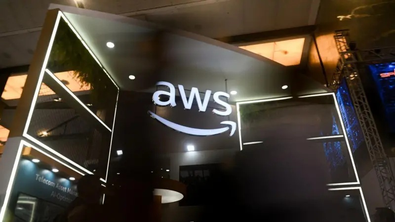 Qué causó la falla global en la nube de Amazon y por qué provocó el colapso temporal de internet