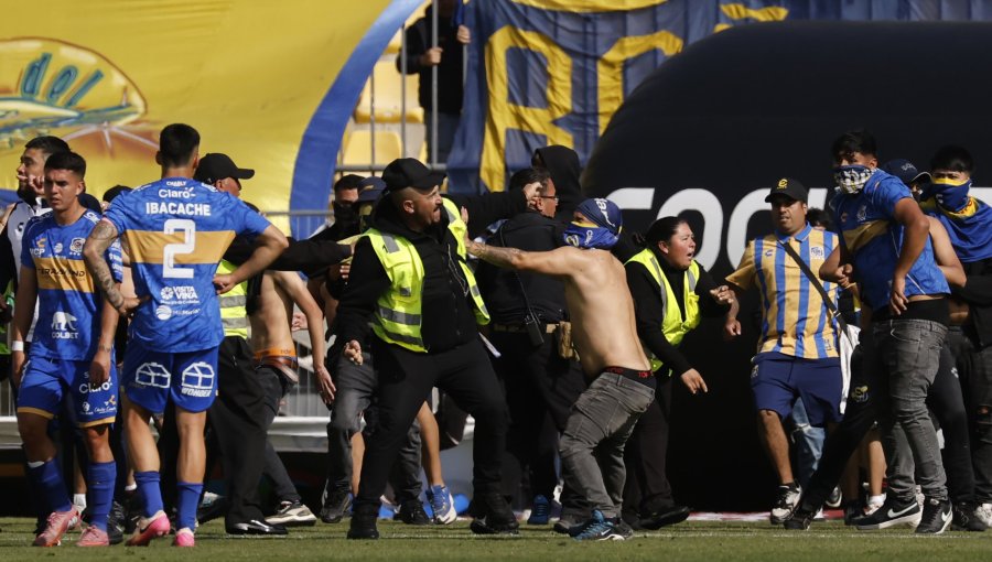 Lapidario informe arbitral detalla invasión de barristas de Everton a la cancha del estadio Sausalito