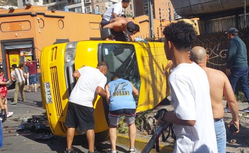 Un menor de edad falleció tras volcamiento de furgón escolar que fue impactado por delincuentes en Recoleta