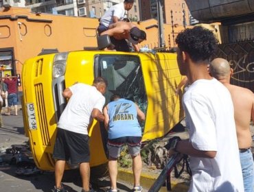 Un menor de edad falleció tras volcamiento de furgón escolar que fue impactado por delincuentes en Recoleta