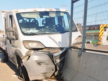 Camión queda sobre barreras de contención e incrustado en un muro en sector de la ruta de nuevo acceso al puerto de San Antonio
