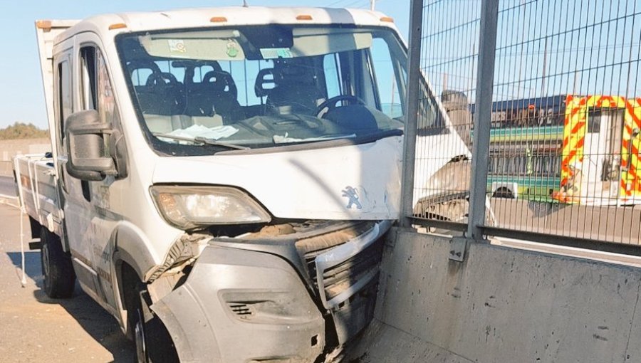 Camión queda sobre barreras de contención e incrustado en un muro en sector de la ruta de nuevo acceso al puerto de San Antonio