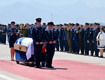 Reciben con honores en Santiago a piloto de la FACh fallecido en accidente aéreo en Campos de Hielo Sur