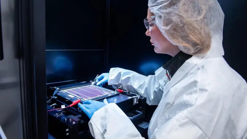 Qué es la perovskita, el "material maravilloso" que impulsa la revolución de la energía solar