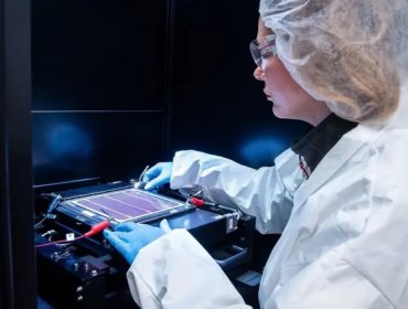 Qué es la perovskita, el "material maravilloso" que impulsa la revolución de la energía solar