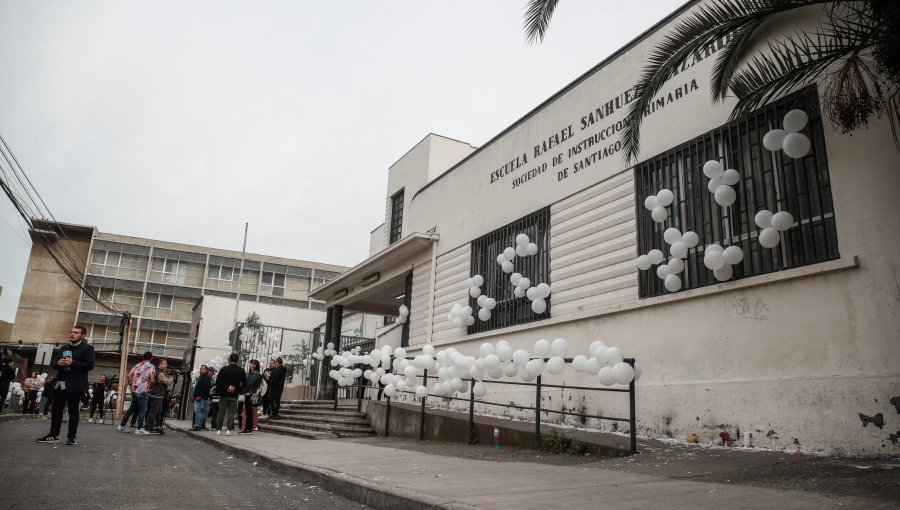 Consternación en colegio Rafael Sanhueza Lizardi por fallecimiento de menor tras choque de furgón escolar por delincuentes en fuga