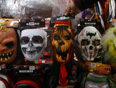 Cursan sumario y retiran de la venta 400 disfraces en mall asiático del barrio Franklin durante fiscalización por Halloween