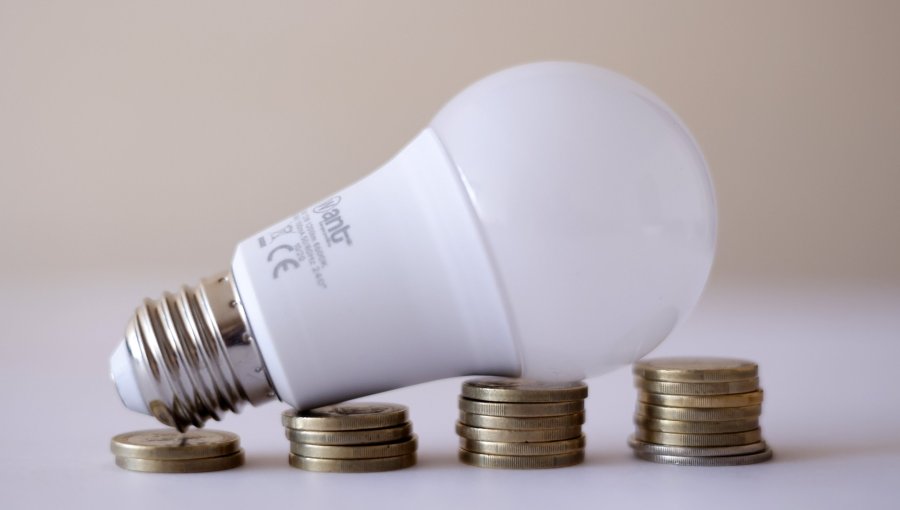 Descuento por cobros erróneos en cuentas de luz sería de solo $350 en Santiago para una cuenta de $50 mil