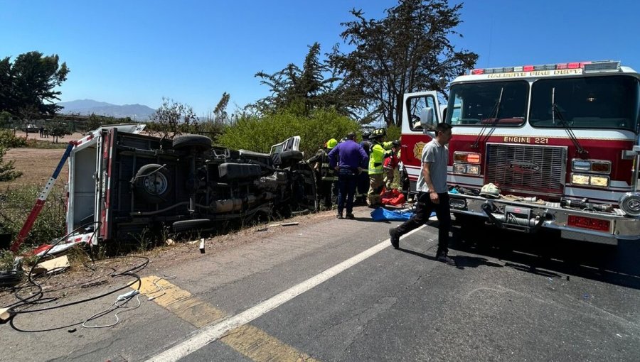 Dos personas fallecieron y una veintena sufrió lesiones tras colisión frontal entre bus y camión en Ovalle