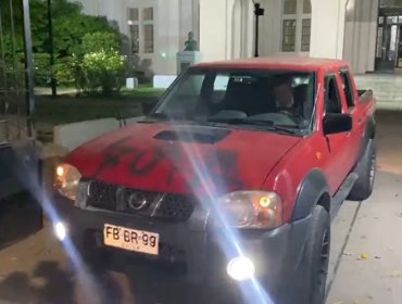 Graves incidentes en el INBA: Encapuchados lanzaron bombas molotov, agredieron a profesora y dañaron camioneta del rector