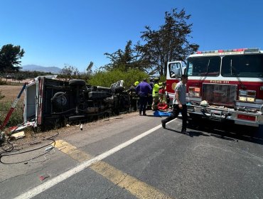 Dos personas fallecieron y una veintena sufrió lesiones tras colisión frontal entre bus y camión en Ovalle