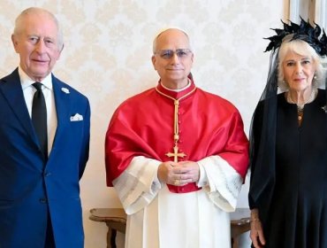 Rey Carlos de Inglaterra se convierte en el primer líder de la Iglesia anglicana en rezar con un Papa en 500 años