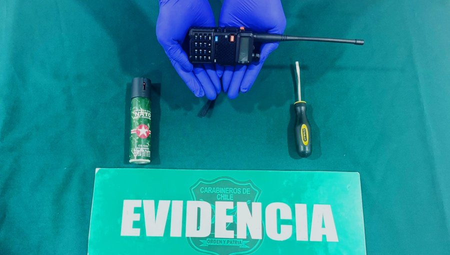 Dos delincuentes fueron sorprendidos robando en autos estacionados en Concón: mantenían ropa robada y un inhibidor de señal