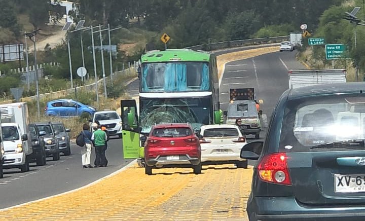 Un muerto y un lesionado dejó violenta colisión de motocicleta con bus en Quilpué