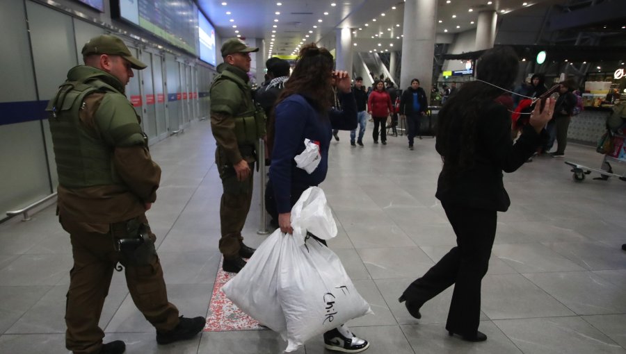48 chilenos llegaron al país tras ser deportados desde EE.UU.: seis fueron puestos a disposición de la justicia
