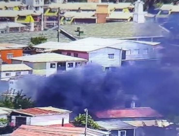 Incendio afectó al menos a una vivienda en el cerro Rodelillo de Valparaíso