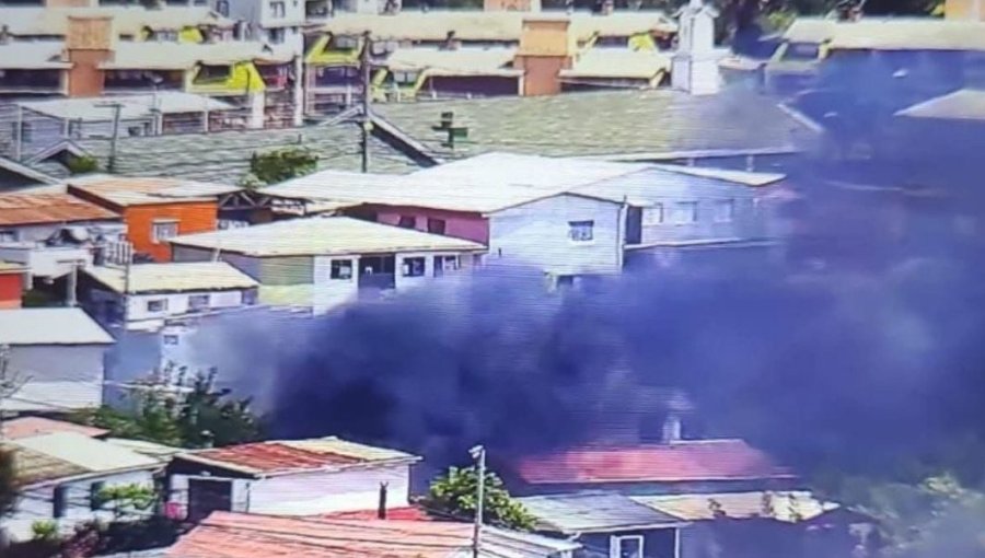 Incendio afectó al menos a una vivienda en el cerro Rodelillo de Valparaíso