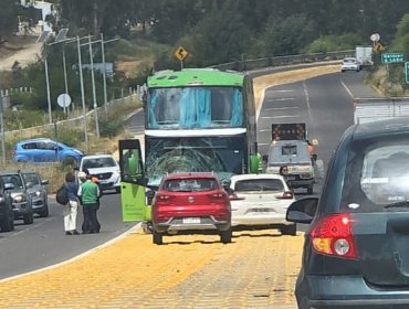 Un muerto y un lesionado deja violenta colisión de motocicleta con bus en Quilpué