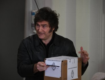 Presidente Javier Milei vota en las legislativas argentinas sin declaraciones a la prensa