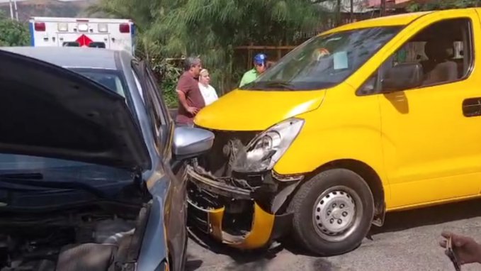 12 niñas lesionadas deja choque entre furgón escolar y vehículo en Recoleta: Dos fueron trasladadas a un centro asistencial