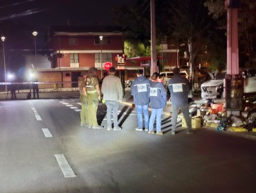 Hombre está grave tras ser atacado a balazos junto a una mujer en un auto en La Pintana: se encontraron alrededor de 50 vainillas