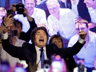 Javier Milei celebra triunfo electoral prometiendo reformas para "hacer grande a la Argentina nuevamente"