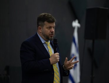 Demócratas evita comprometer apoyo a Kaiser en eventual segunda vuelta: "Si uno se pusiera en esos escenarios, pierde"