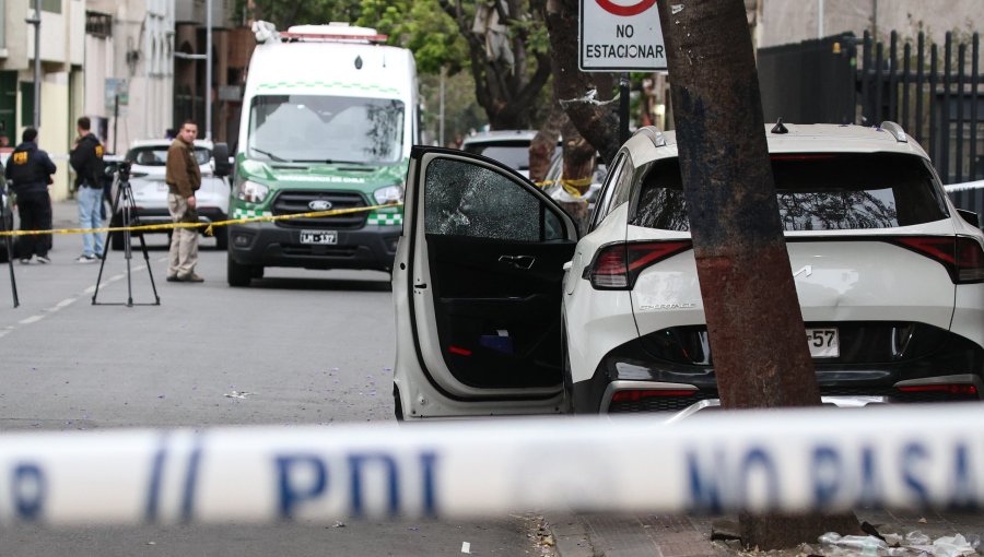 Funcionario de la PDI baleó a sujeto que apedreó su vehículo en centro de Santiago: está en riesgo vital