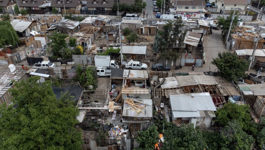 Comenzó desalojo y demolición de campamento Los Aromos en Colina: cerca de 400 familias vivien en el asentamiento
