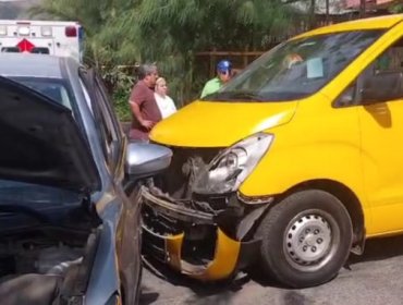12 niñas lesionadas deja choque entre furgón escolar y vehículo en Recoleta: Dos fueron trasladadas a un centro asistencial