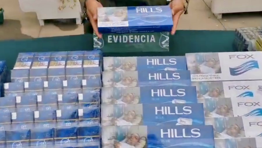 Detienen a dos mujeres que vendían cigarros de contrabando ocultos bajo la fachada de un puesto de ropa interior en Valparaíso