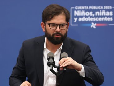 Presidente Boric desliza nueva crítica a Kast al aludir a "quienes ocupan bots para hacer campaña"