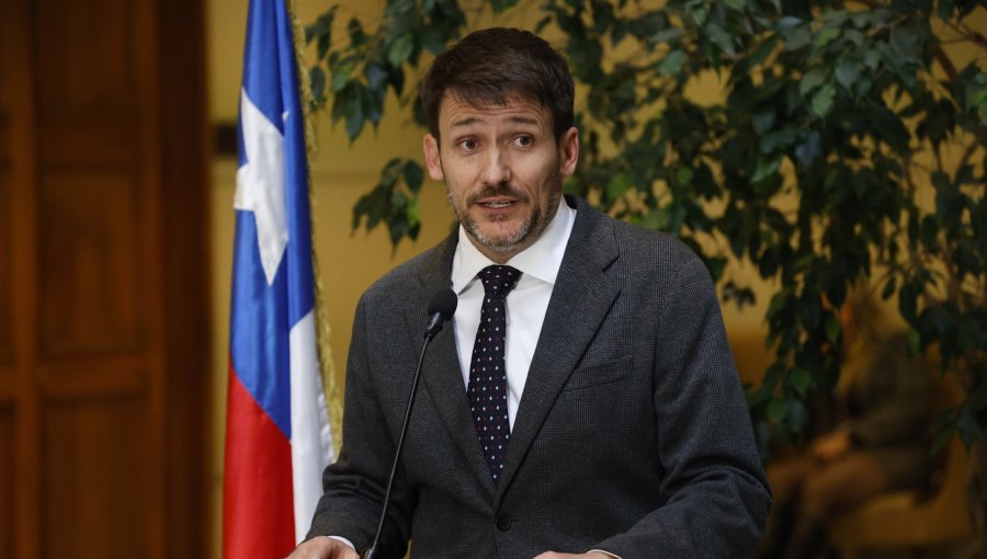 Oposición presenta acusación constitucional contra el exministro Pardow por error en las cuentas de la luz