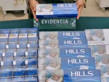 Detienen a dos mujeres que vendían cigarros de contrabando ocultos bajo la fachada de un puesto de ropa interior en Valparaíso
